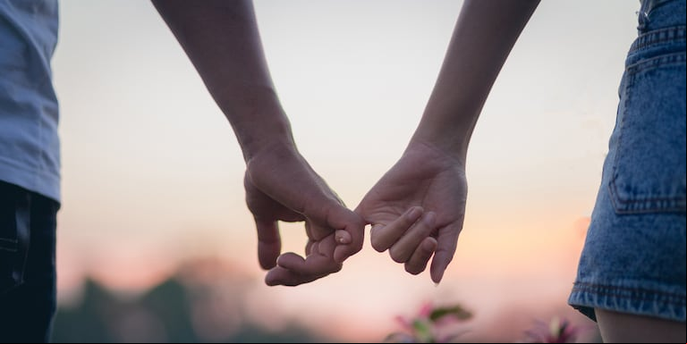 Según algunos detractores de la premisa, una persona puede parecer muy atractiva, pero eso no significa que haya amor a primera vista. (Foto: Adobe Stock)