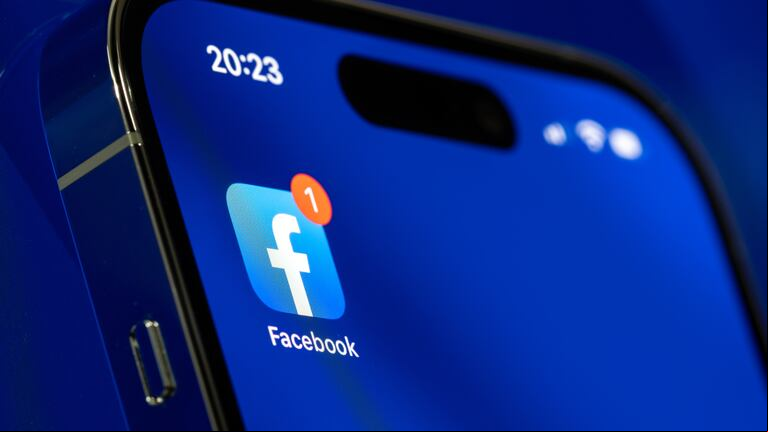 Según el estudio de una empresa suiza, Facebook es la aplicación que más batería consume. (Foto: Adobe Stock)