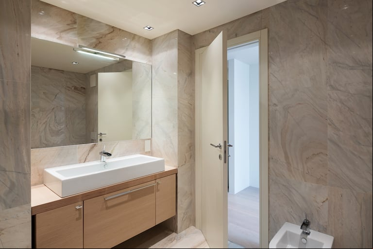 Según el Feng Shui, lo ideal es colocar un espejo perpendicular a la puerta. (Foto: Adobe Stock)
