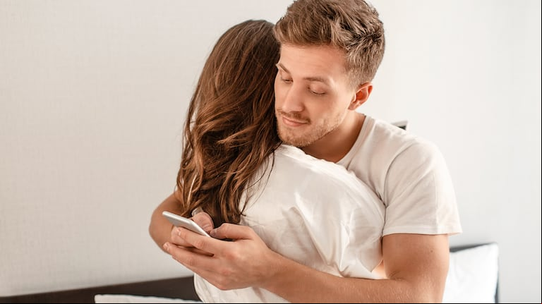 Según la terapeuta de parejas Laura Enríquez, no siempre la infidelidad se puede superar. (Foto: Adobe Stock)