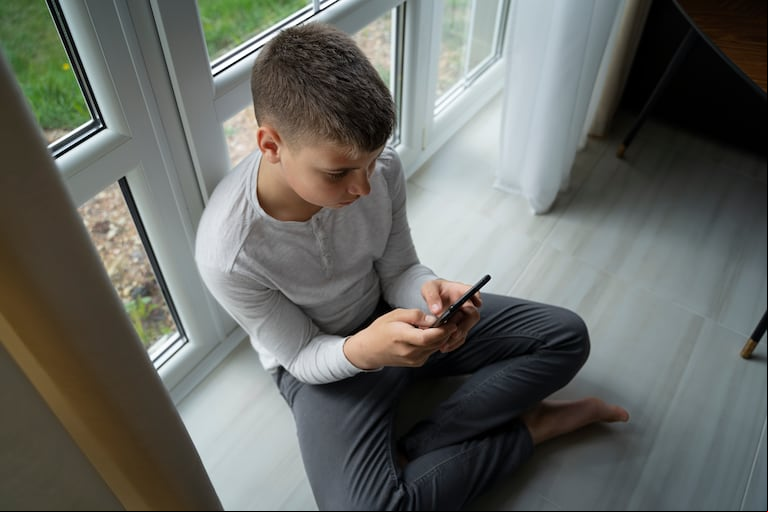 Señales que pueden alertar a los adultos de que un chico participa en acciones de violencia digital. (Foto: Freepick)