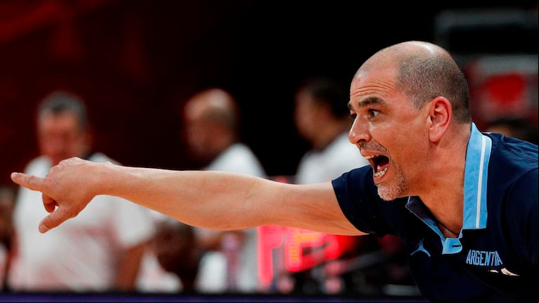 SERGIO HERNÁNDEZ. El entrenador de la Selección (Foto: AP/Andy Wong)