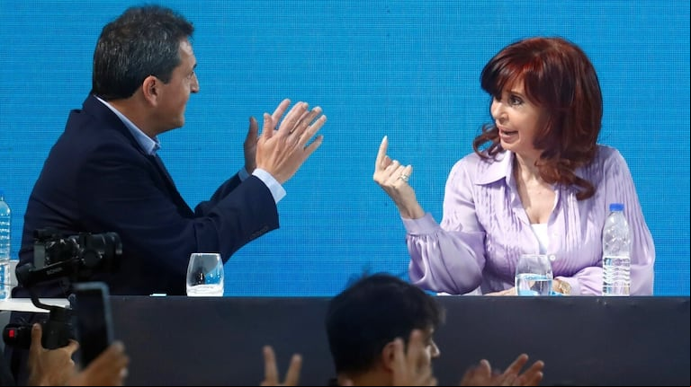 Sergio Massa y Cristina Kirchner, durante el acto de cierre de campaña de las legislativas 2021 en Merlo (Foto: AP - Marcos Brindicci).