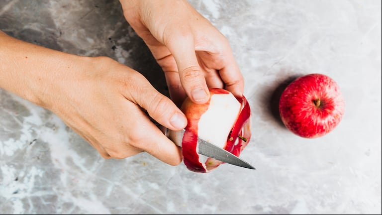 Si tenés cáscaras de manzana, no las tires: por qué recomiendan ponerlas en agua (Foto: Freepik).