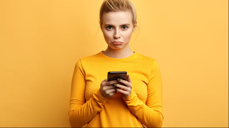 Si tu celular tarda en cargarse, limpiar el puerto USB-C puede arreglar el problema. (Foto: AdobeStock)