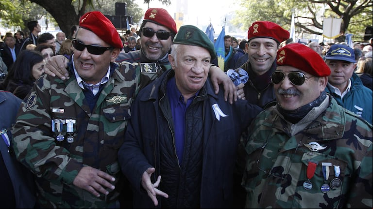 Siempre polémico, Rico incursionó en la política pero nunca dejó de sentirse militar.