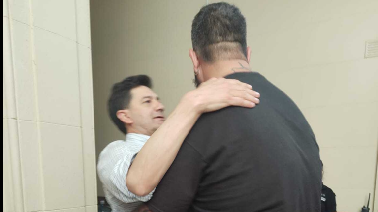 Silvino Báez Sosa se dio un fuerte abrazo con el jefe de seguridad de Le Brique luego de la tercera audiencia del juicio por el crimen de Fernando. (Foto: TN)