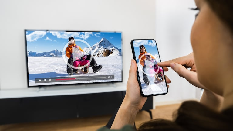 Sin cables ni aplicaciones: el truco para transmitir a la TV la pantalla de tu celular en dos pasos. (Foto: AdobeStock)