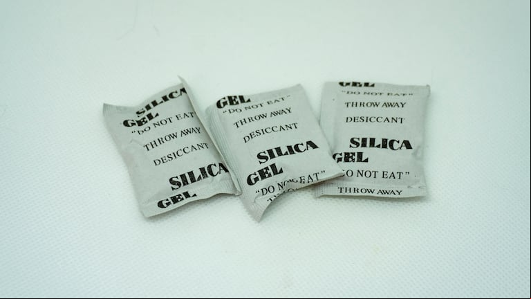 Sobrecitos de gel de sílice: pequeños pero esenciales para proteger contra la humedad (Foto: Adobe Stock).