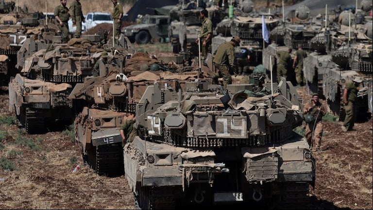 Soldados israelíes con sus tanques se reúnen en un lugar no revelado en el norte de Israel (Foto: EFE)