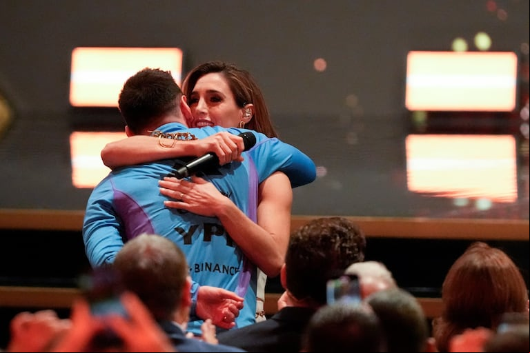 Soledad Pastorutti y Lionel Messi en el homenaje a los campeones del mundo. (Foto: AP)