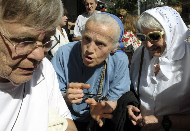 Sor Geneviève Jeanningros (centro) es sobrina de Léonie Duquet, una de las monjas sas secuestradas durante la última dictadura en Argentina. (Foto: AFP /JUAN MABROMATA.)