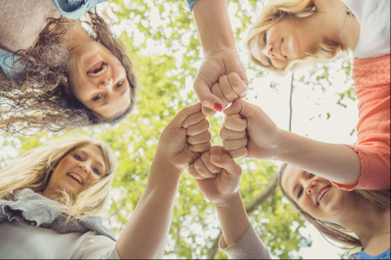 ¿Tanto cuesta juntarnos? La amistad también está en crisis. (Foto: Adobe Stock)