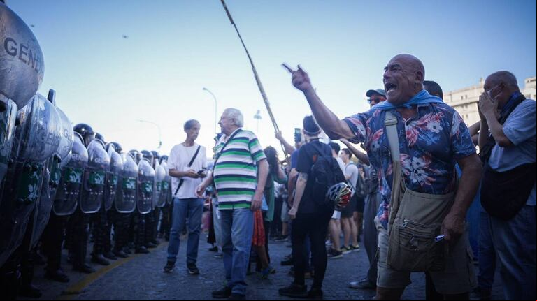 Tensión en la marcha de los jubilados. (Foto: Nicolás González/TN.)