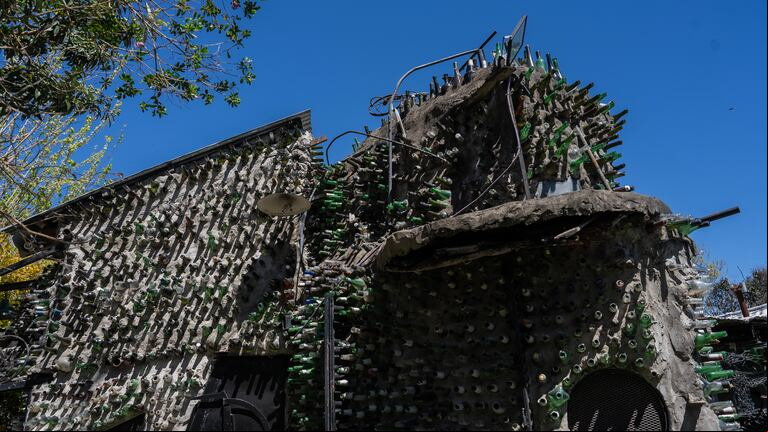 Tito Ingenieri construyó su casa con botellas de todo tipo. (Foto: TN/ Agustina Ribó)
