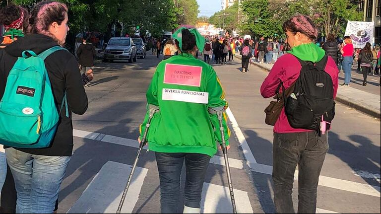 Todas unidas en la marcha. (Foto: tn-ar.noticiasalagoanas.com)