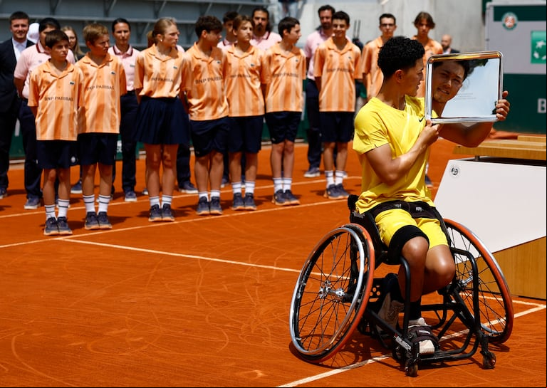 Tokito Oda celebra su título tras vencer en la final de Roland Garros al argentino Gustavo Fernández. (Foto: REUTERS/Gonzalo Fuentes).