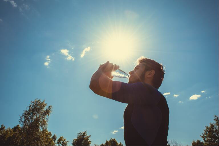 Tomar 2 litros de agua por día no es suficiente para tener una piel hidratada. (Foto: Adobe Stock)
