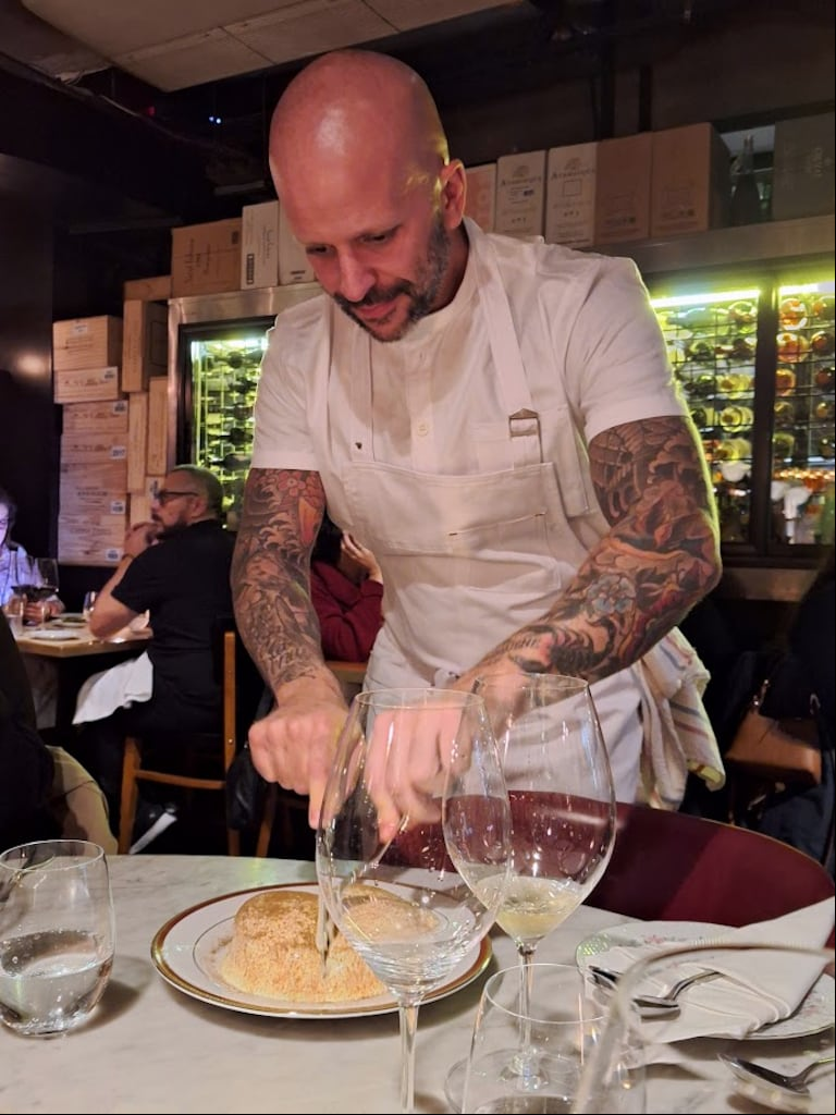 Tomás Kalika y su buraka en Mishiguene. (Foto: Instagram/@murmurosdebuenosaires).