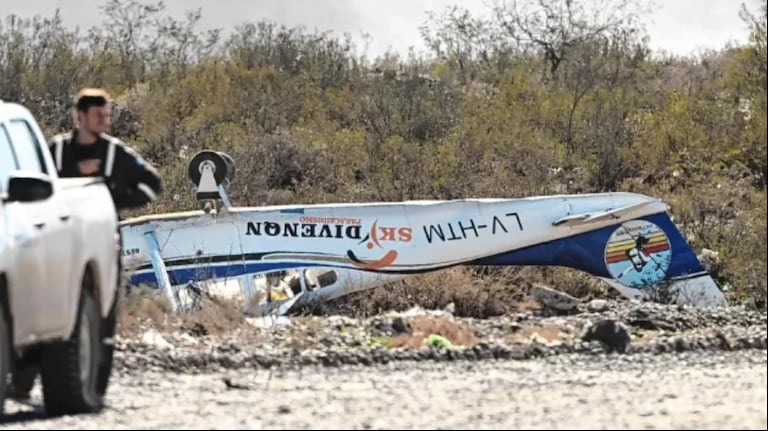 Tragedia en Río Negro: una avioneta se estrelló en el despegue y mató a un instructor que estaba en la pista. (Foto: Gentileza La Opinión Austral)