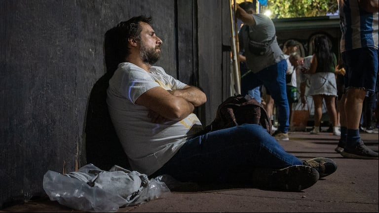 Tras la derrota del oficialismo, un militante llora en las puertas de la sede de Sergio Massa. Foto: Lele Heredia/TN