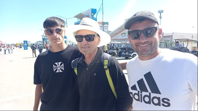 Tres generaciones de productores agropecuarios que visitaron Expoagro: Siro, Lalo y Maximiliano Pedruelo, recorrieron la exposición desde temprano. (Foto: TN).