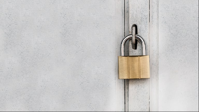 Un candado común suele tener un mecanismo de cilindro interno que se activa al girar la llave, liberando el arco metálico que mantiene cerrado el sistema (Imagen: Adobe Stock).