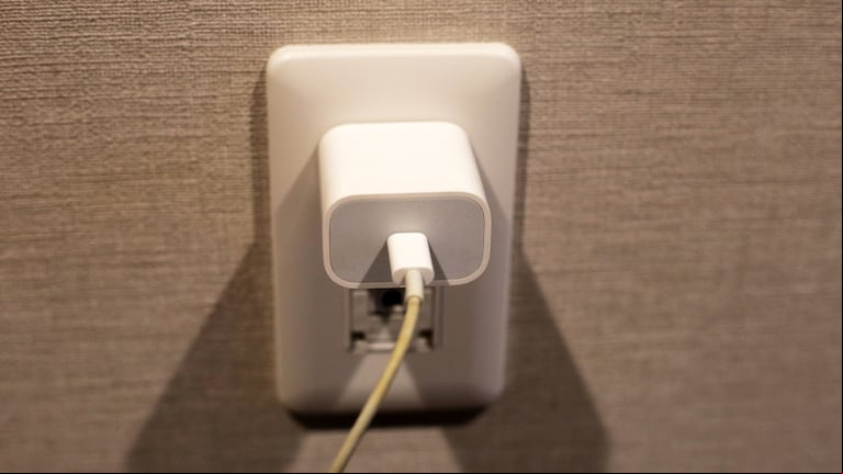 Un cargador de celular enchufado puede gastar mucha electricidad (Foto: Adobe Stock)