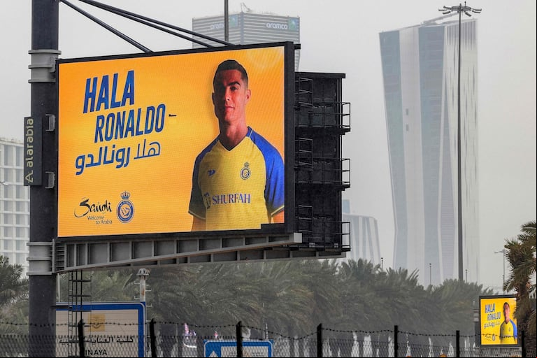 Un cartel en Riad con la imagen de Cristiano Ronaldo (Foto: AFP)