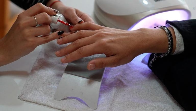Un ciclo típico de secado de manicura dura cuatro minutos. (Foto: AdobeStock)