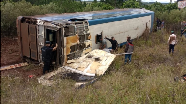 Un colectivo despistó y volcó sobre la Ruta 14 en Misiones: hay al menos 7 muertos y varios heridos. (Foto: gentileza Misiones Online)