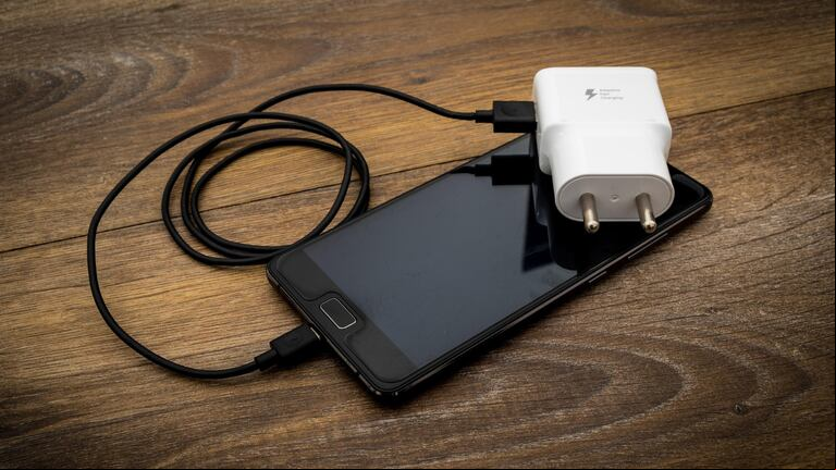 Un descuido al momento de cargar el teléfono puede comprometer la información personal que se tenga en él. (Foto: Pixabay)