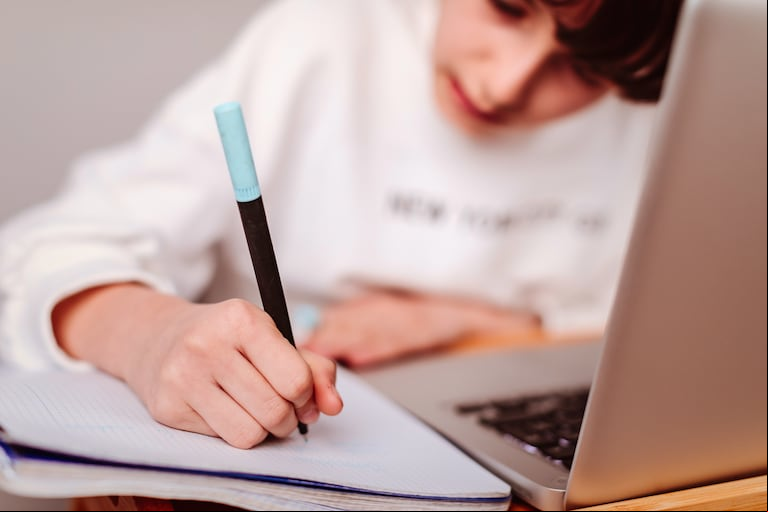 Un ejercicio comparte aprendizajes matemáticos y reafirma cómo las redes sociales propagan conocimientos y errores. (Foto: Adobe Stock)