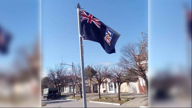 Un error imperdonable: en una plazoleta de Ceres, Santa Fe, izaron la bandera británica de Malvinas.