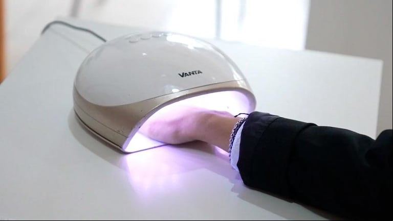 Un estudio alerta que las lámparas de secado de uñas alteran la producción de melamina de la piel. (Foto: AdobeStock)