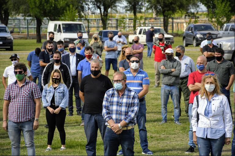 Un grupo de productores agrarios de la localidad cordobesa de Bell Ville durante una asamblea que realizaron esta semana por la decisión del Gobierno de suspender las exportaciones de maíz. (Foto: Juan José García)