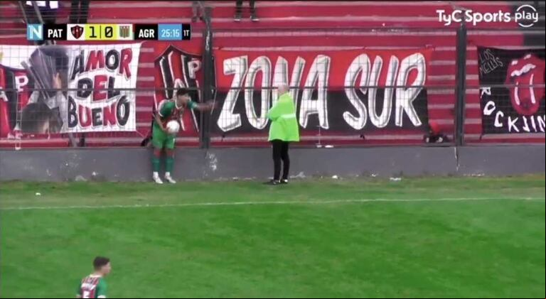 Un hincha de Patronato protagoniza un momento insólito al bajarle los pantalones a Enzo Silcan de Agropecuario durante un lateral. (Foto: captura de TyC Sports)