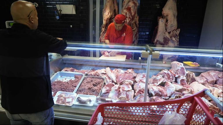 Un informe afirma que la carne es hasta 15% "más barata" que en 2023: cómo llegan los precios a las Fiestas (Foto: NA/Marcelo Capece)