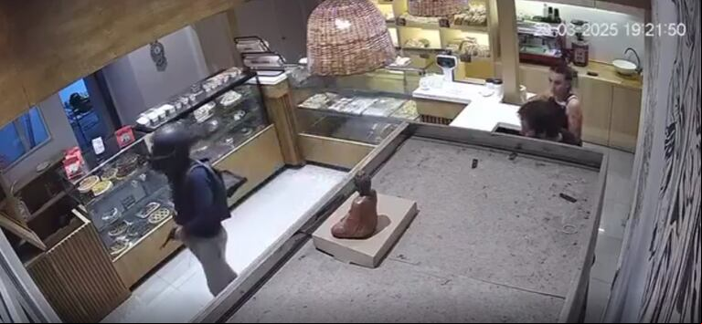 Un ladrón armado robó una panadería en Gonnet en solo segundos. (Foto: captura de video de X/@Hechosanderecho).