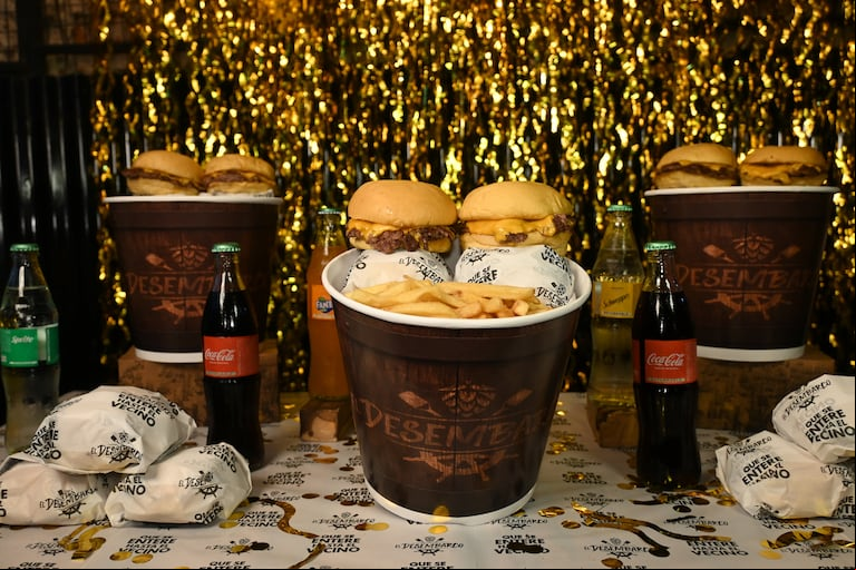 Un megabalde de hambrguesas para celebrar (Instagram/eldesembarcook)