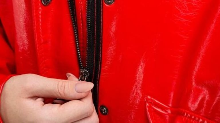 Un método casero, simple y efectivo, ayudará a que los cierres de ropa, carteras y mochilas se deslicen sin dificultad y no queden atascados. (Foto: Freepik)