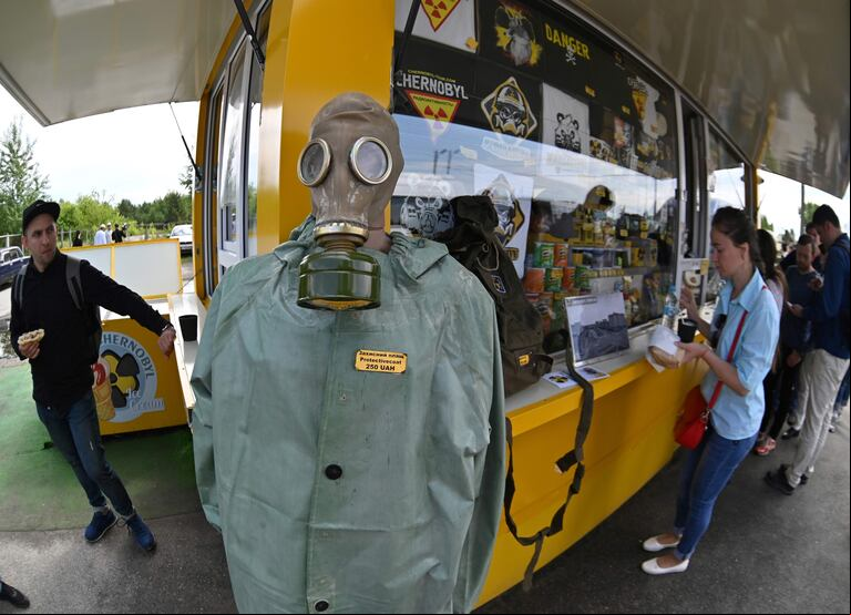 Un negocio de souvenir de la central atómica en Chernobyl. (Foto: AFP)