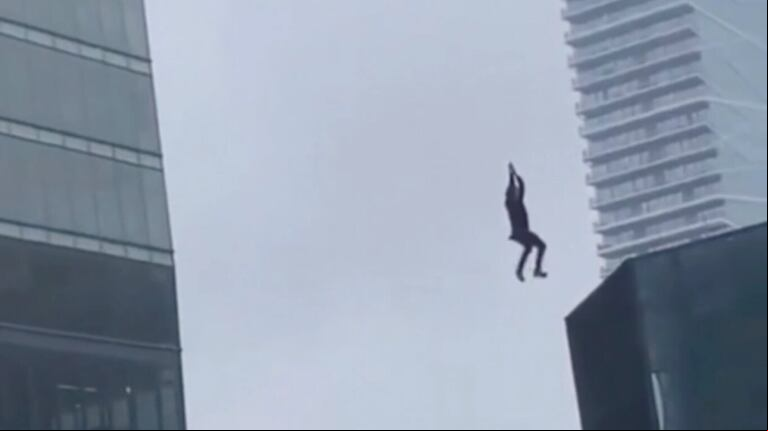 Un obrero quedó colgando de una grúa y debió aferrarse al cable para no caer al vacío. (Foto: captura Instagram)