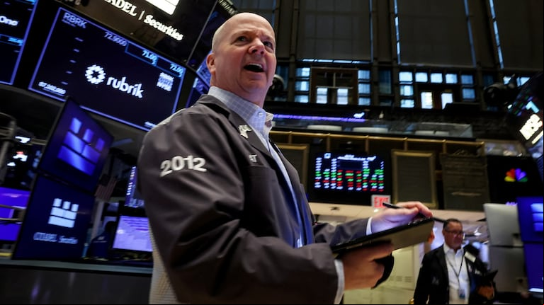 Un operador de la Bolsa de Nueva York. (Foto: Brendan McDermid/Reuters).