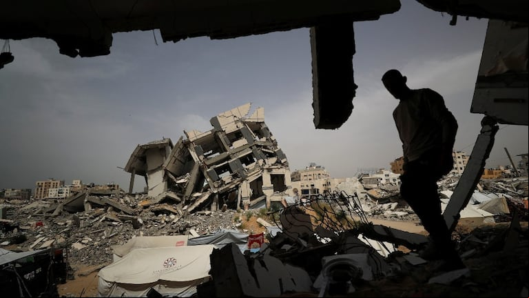 Un palestino observa la destrucción en la Franja de Gaza (Foto: Reuters)