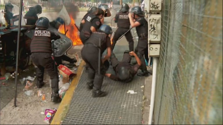 Un policía sufrió quemaduras en su pierna por la bomba molotov