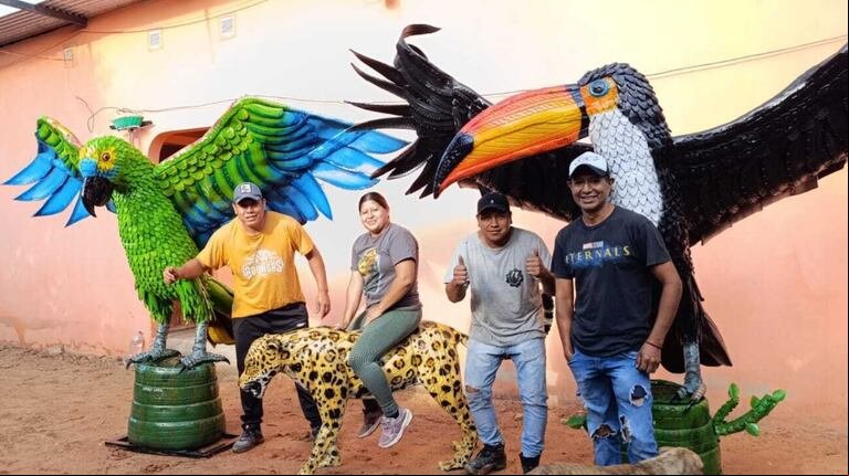 Un salteño crea impresionantes figuras con neumáticos usados. (Foto: Rafael López)