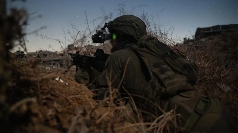 Un soldado israelí, en posición de combate durante la operación. (Foto: The Jerusalem Post).