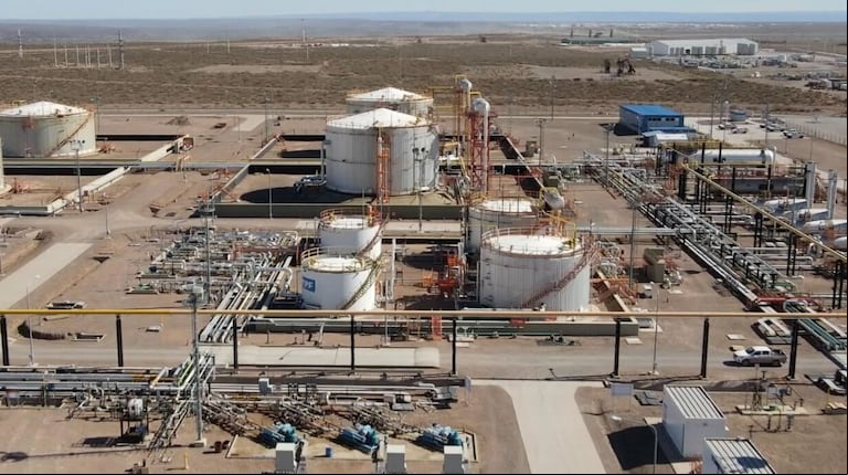 Un trabajador recién llegado a Añelo puede ganar 3 millones de pesos de sueldo. Y en poco tiempo, duplicar y hasta triplicar ese ingreso. (Foto: captura Telenoche)