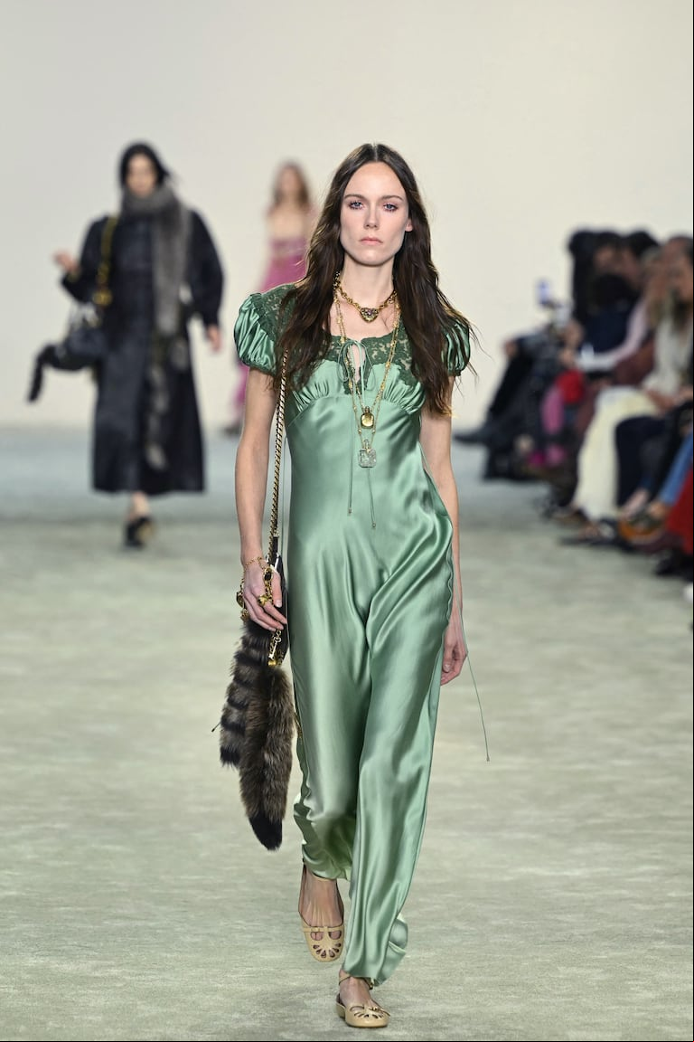 Un vestido verde celadón se filtró en la paleta de Chloe (Foto: Bertrand GUAY / AFP)